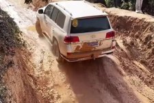 tpyota land cruiser hybrid off road test 2024.jpg