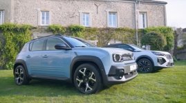 renault 4 e-tech vs peugeot e-2008.jpg renault 4 e-tech vs peugeot e-2008.jpg